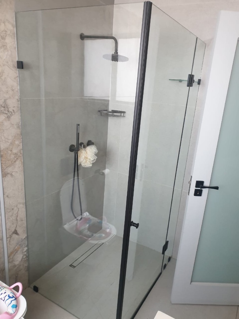 Black Frame Shower
