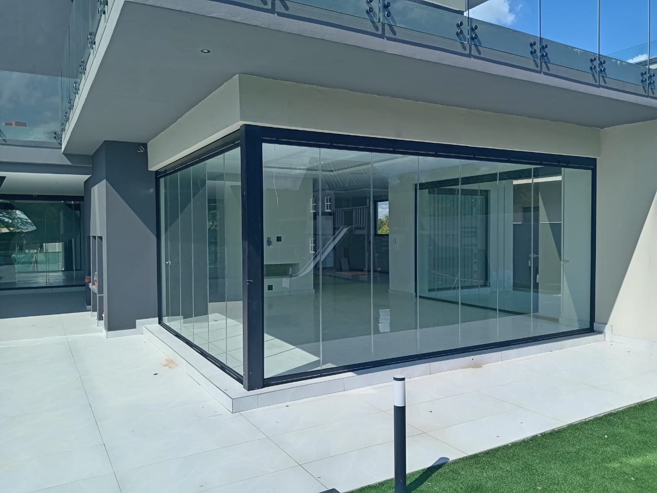 XYN Frameless Glass Team